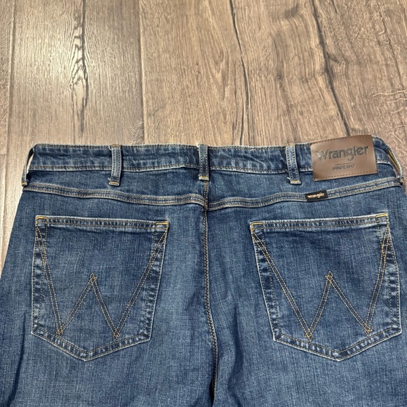 Wrangler peak comfort relaxed boot Men's Classic Blue Straight Jeans size 36x32 - Picture 13 of 15